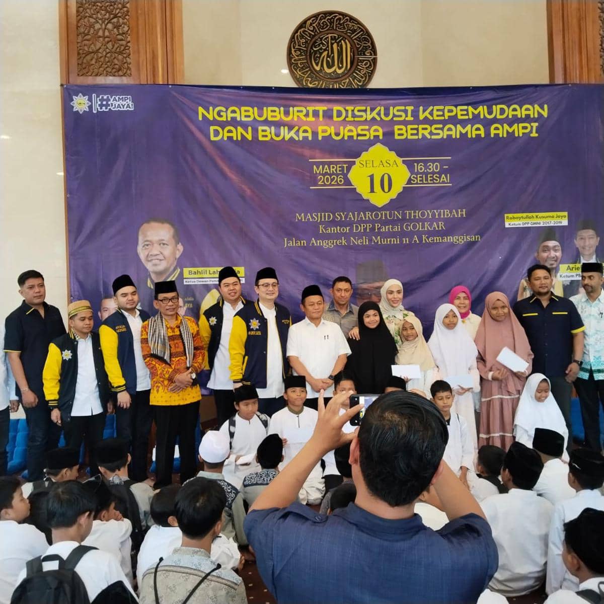 DPP Angkatan Muda Pembaharuan Indonesia (AMPI) menggelar kegiatan bertajuk Ngabuburit Diskusi Kepemudaan dan Buka Puasa Bersama di Masjid Syajaratun Thayyibah, kompleks Kantor DPP Partai Golkar, Jakarta, Selasa (10/3/2026) (dok. DPP AMPI)