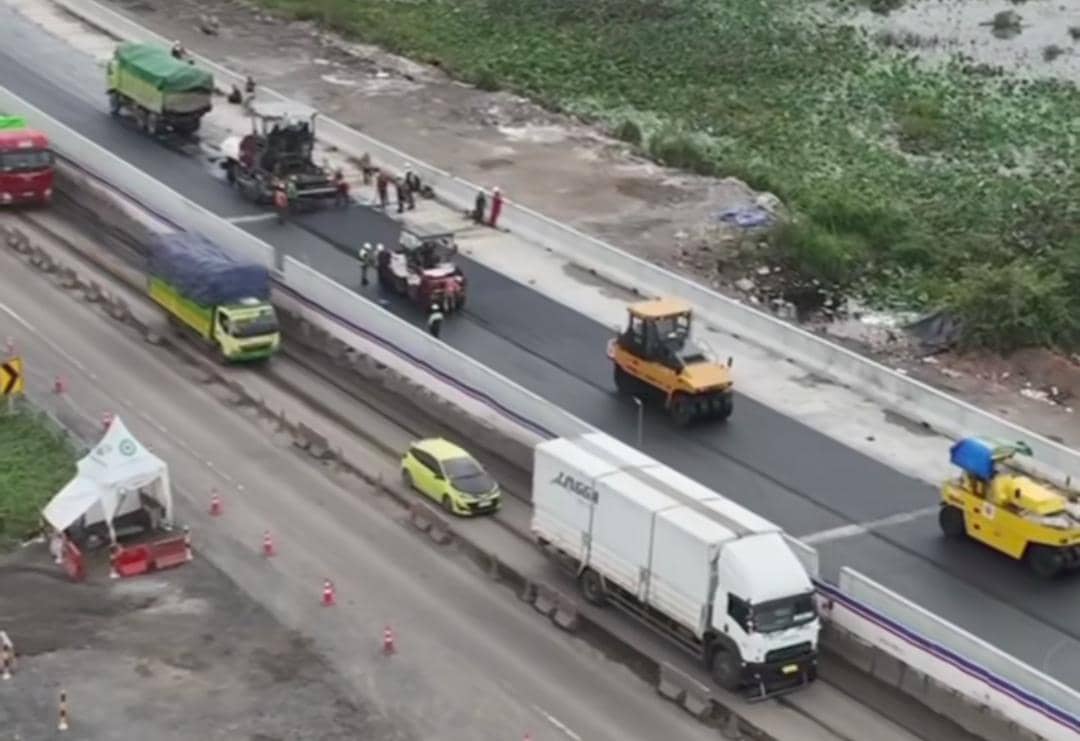 Proses pemeliharaan di ruas Tol Kayuagung untuk menyambut arus mudik Lebaran 2026.