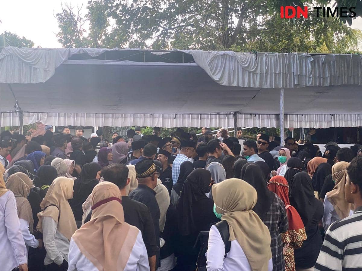 Keluarga dan kerabat mengantarkan pemakaman Kepala Bapenda NTB dr. Lalu Herman Mahaputra.