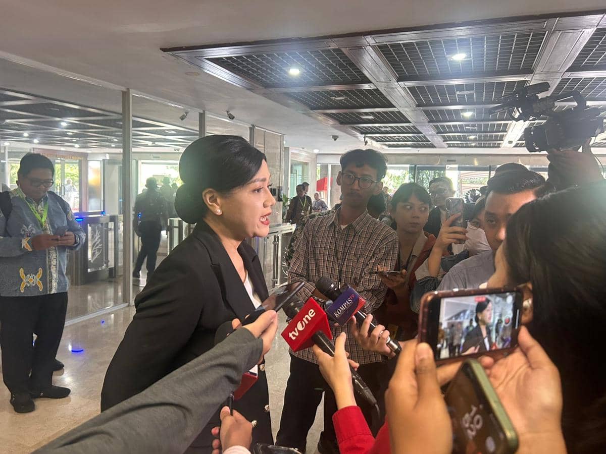 Penjabat Sementara Ketua Dewan Komisioner Otoritas Jasa Keuangan (OJK), Frederica Widyasari Dewi usai menjalani Fit and Proper Test.