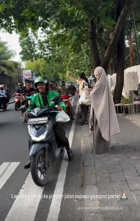 Zaskia Adya Mecca Bagi-bagi 1.200 Takjil (instagram.com/zaskiaadyamecca)