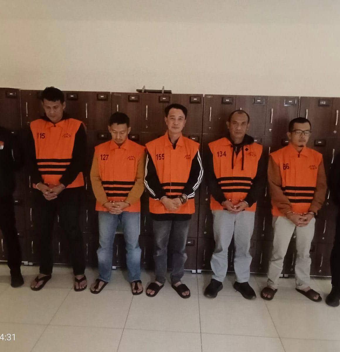 KPK menetapkan lima tersangka usai OTT terhadap Bupati Rejang Lebong, Muhammad Fikri, terkait dugaan korupsi untuk kebutuhan Idul Fitri.