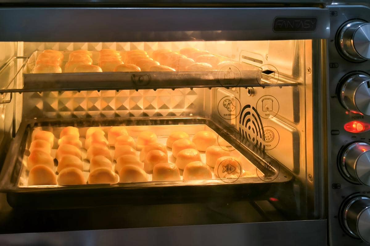 Potret memanggang kue di dalam oven