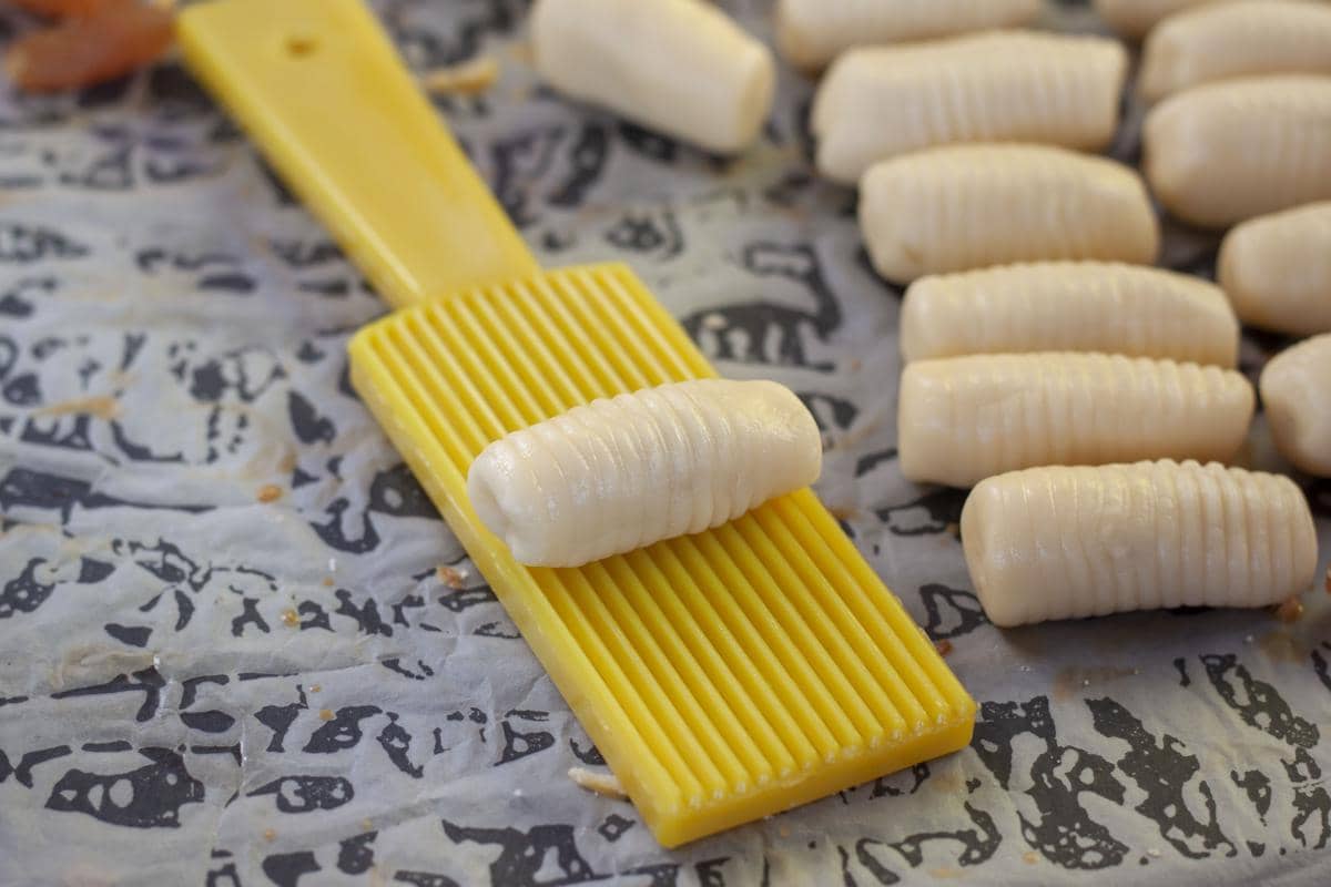 ilustrasi mencetak adonan kue kering