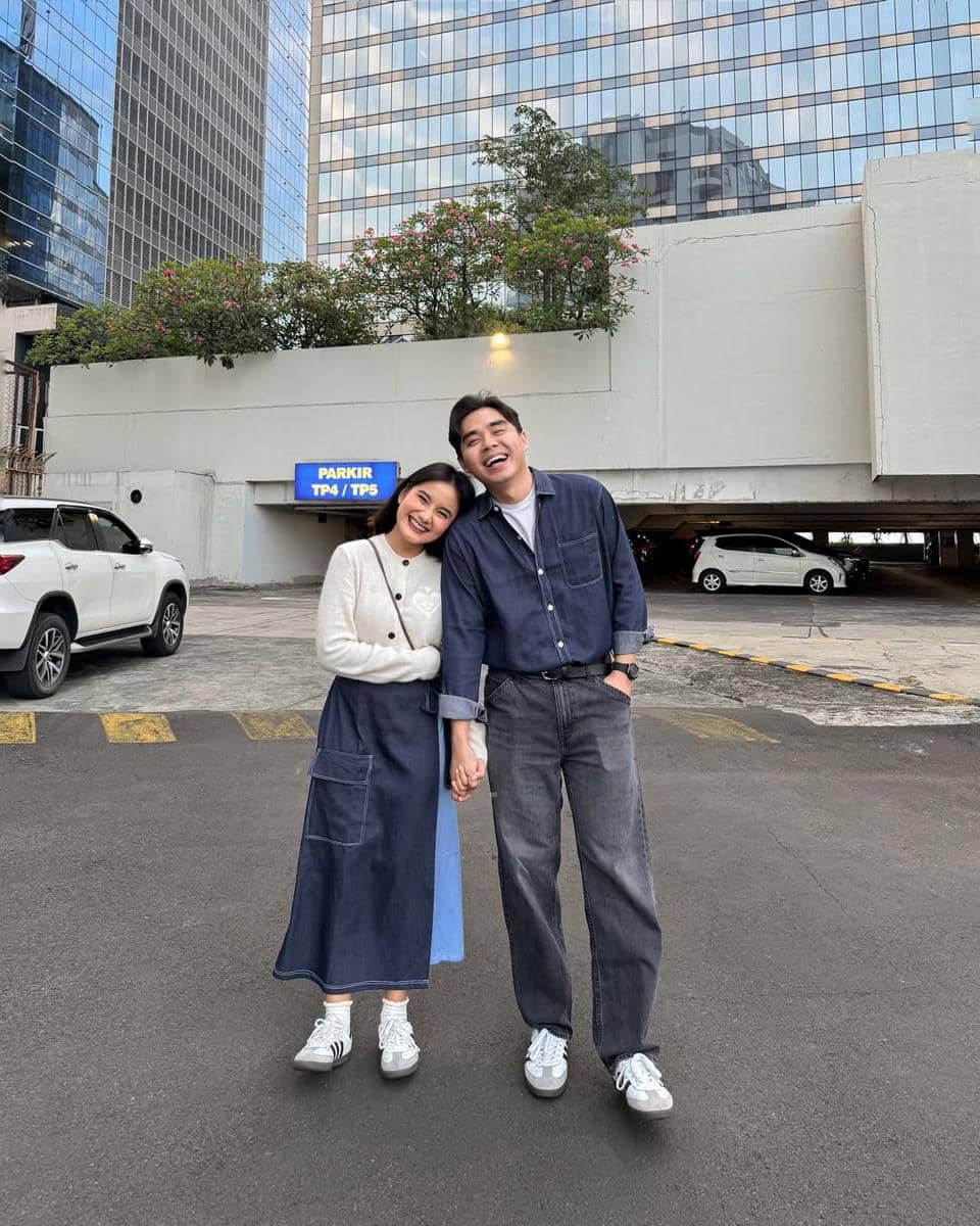 Outfit Couple Minimalis ala Jesica Ceren dan Arvhie Hanafi
