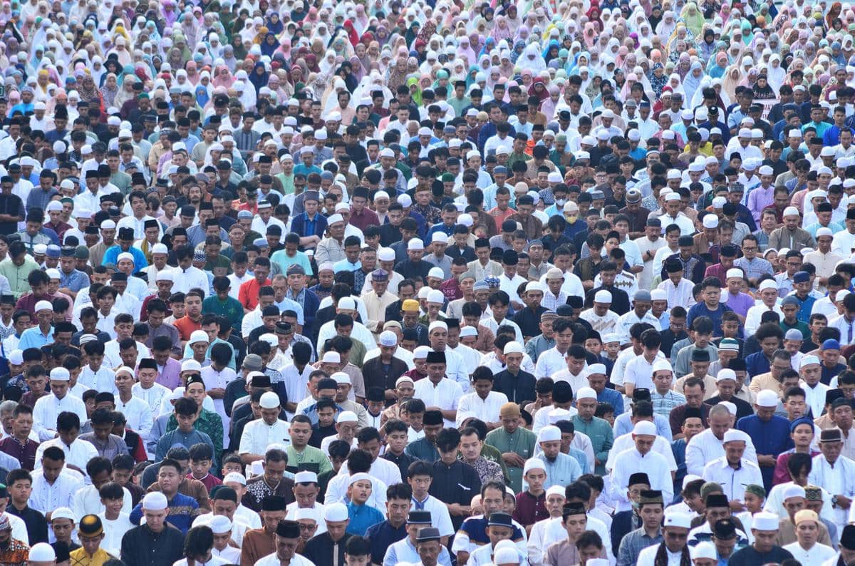 A large crowd is gathered for prayers. People is seen praying during Eid Al-Fitr in Jakarta,