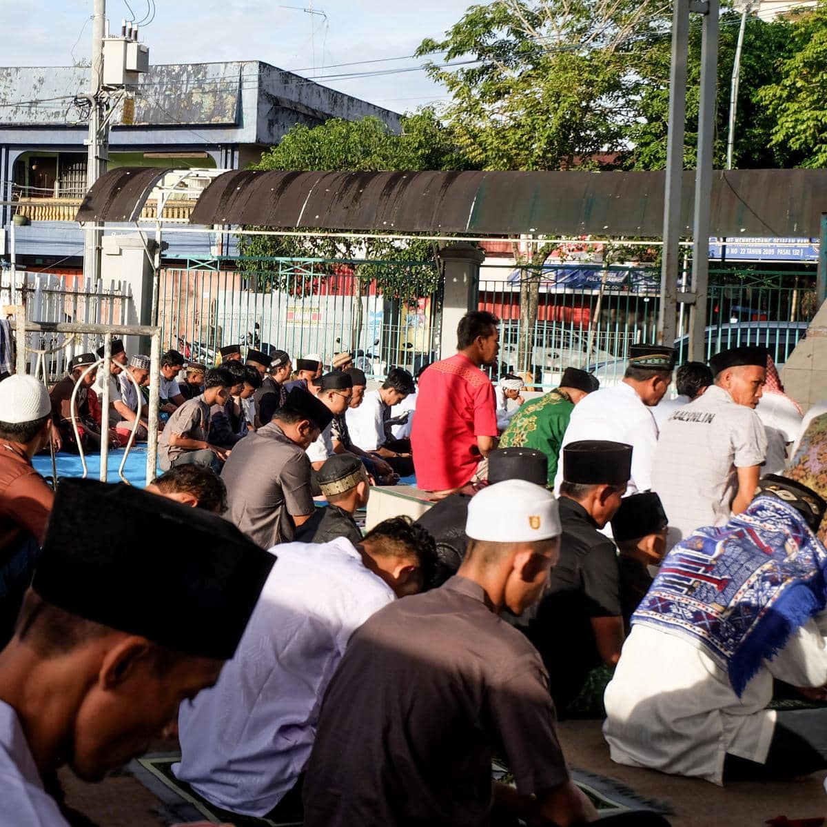 jamaah laki-laki setelah salat Id 