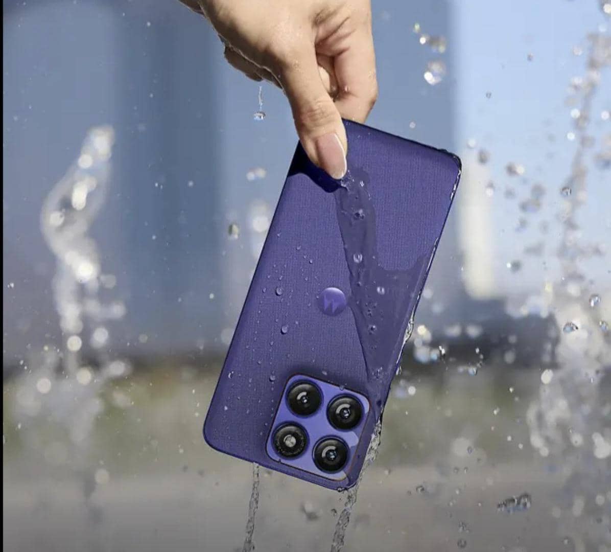 ilustrasi Motorola Edge 70 Fusion+ yang kedap air 