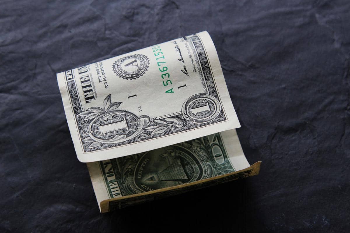 ilustrasi menemukan uang di area publik