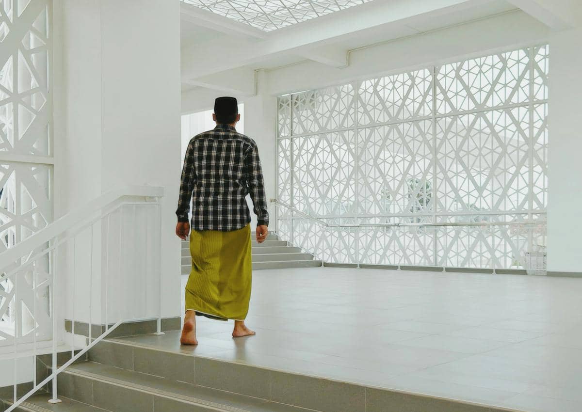 ilustrasi pria pakai sarung di masjid