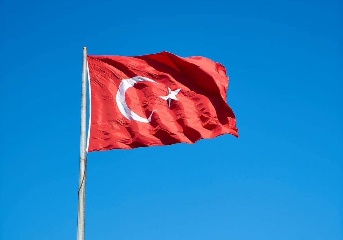 Bendera Turki sedang berkibar.