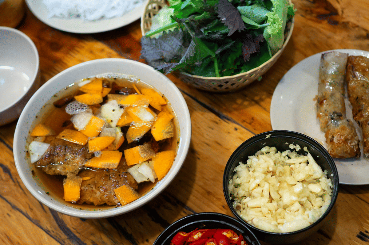 ilustrasi bun cha hanoi