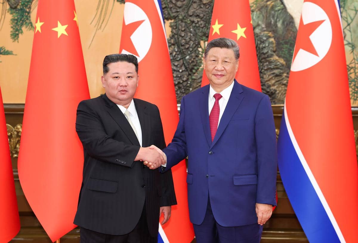 Presiden China Xi Jinping (kanan) bertemu dengan Pemimpin Korea Utara, Kim Jong Un, di Beijing (4/9/2025). (x.com/SpoxCHN_MaoNing)