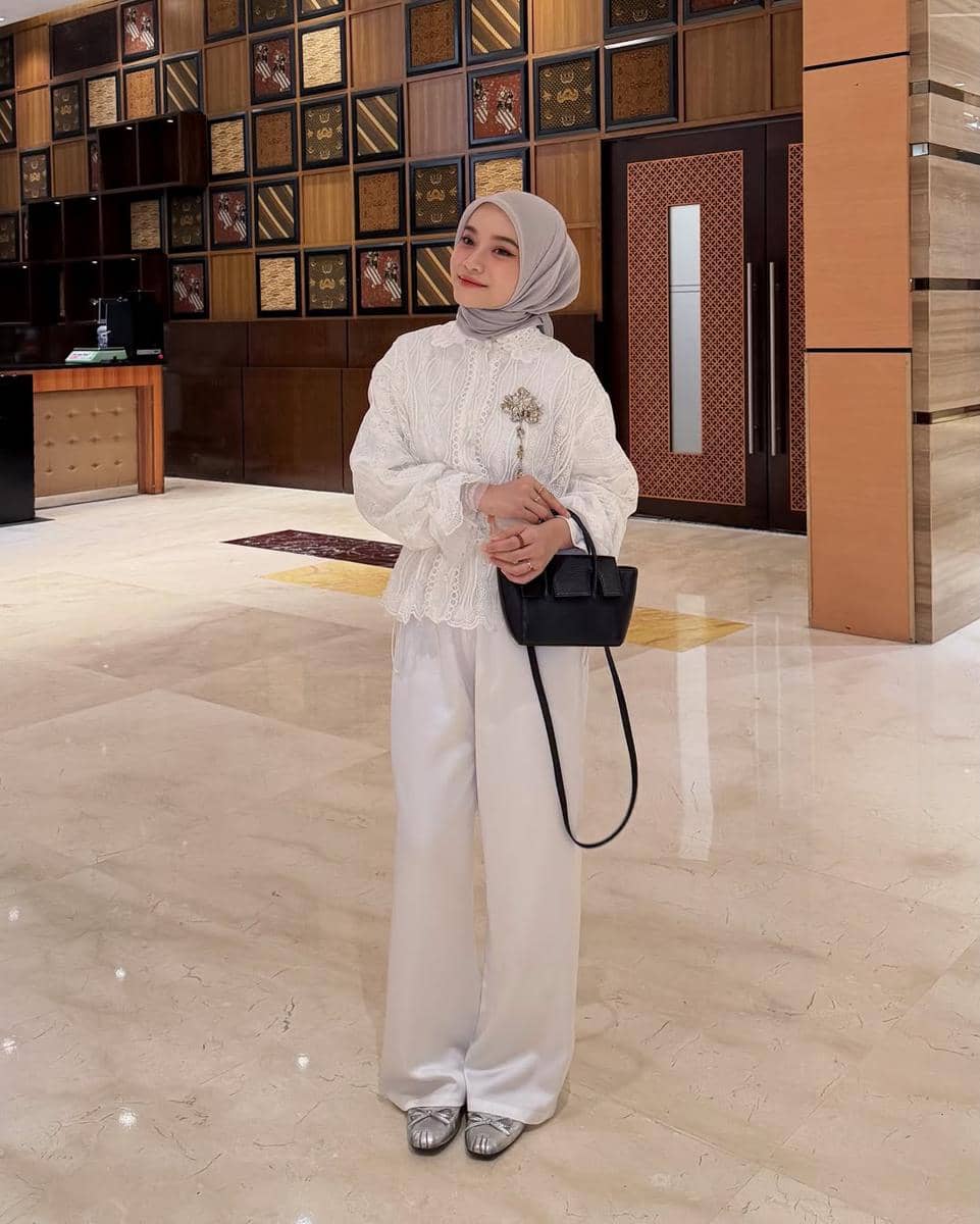 Outfit Lebaran Pakai Celana ala Melvin Maylani