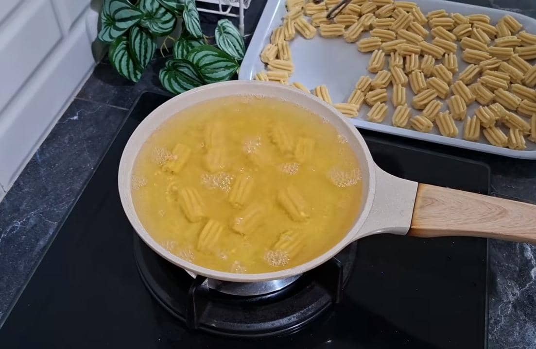 ilustrasi menggoreng adonan