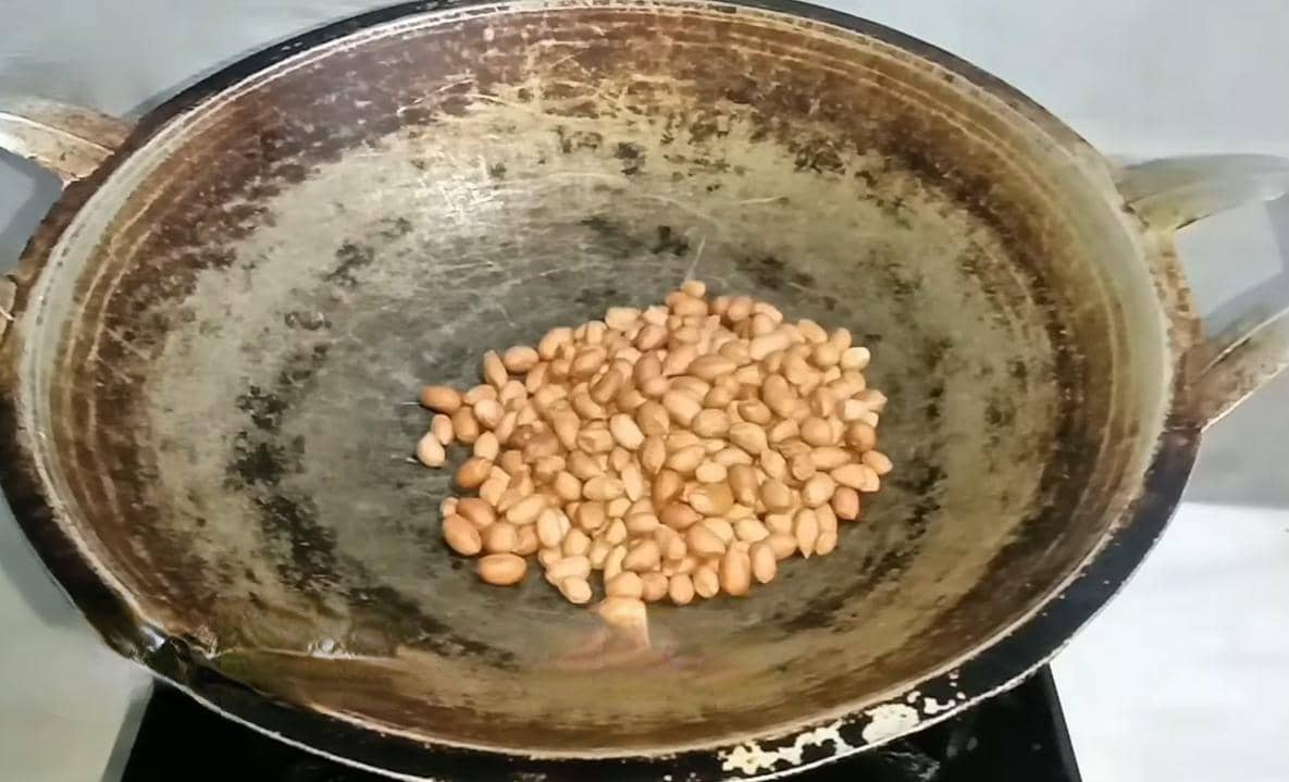 ilustrasi menyangrai kacang