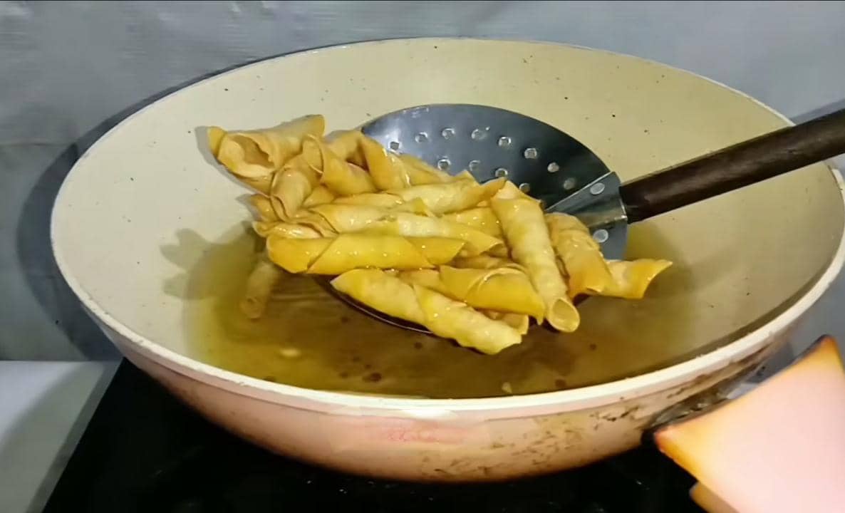 ilustrasi menggoreng kue kacang sembunyi