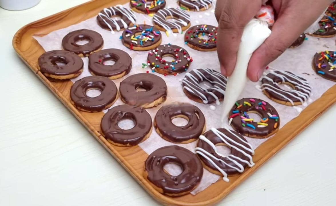 ilustrasi menghias kue kering