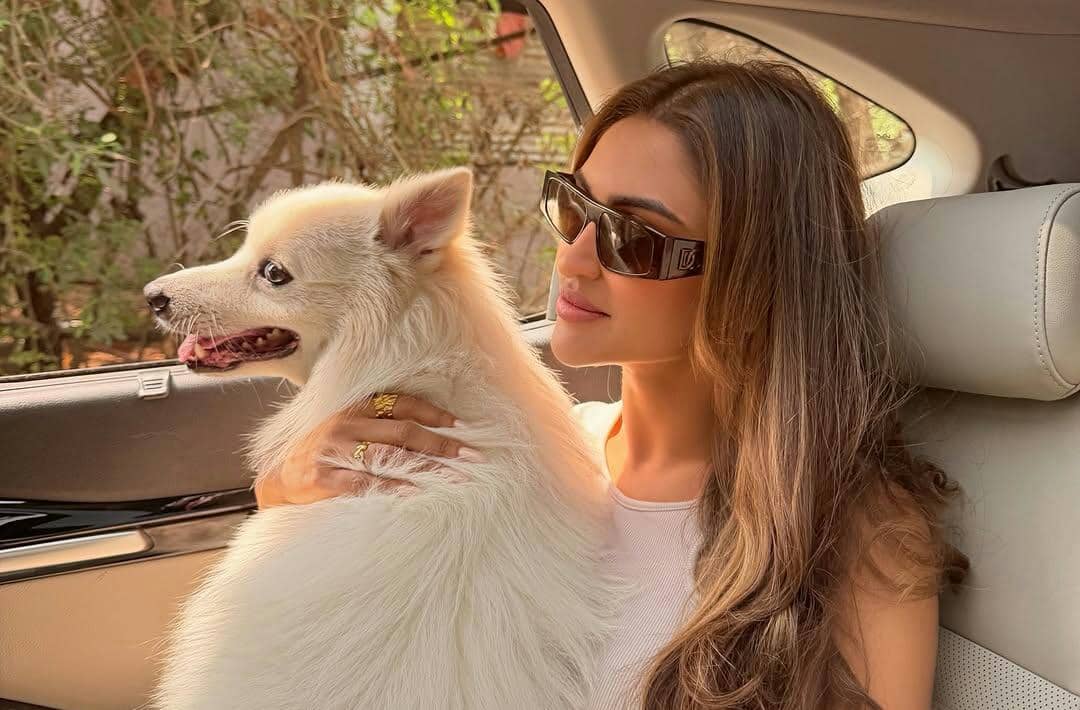 9 Potret Krystle D'Souza Liburan di Lonavala, Rayakan Ultah Anjingnya