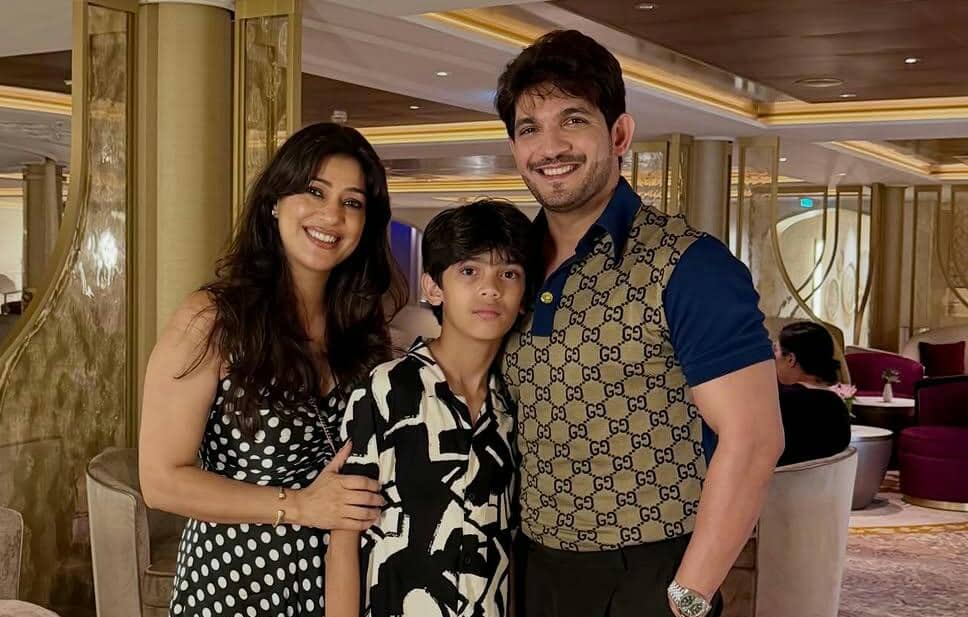 9 Potret Seru Arjun Bijlani Naik Kapal Disney Adventure di Singapura