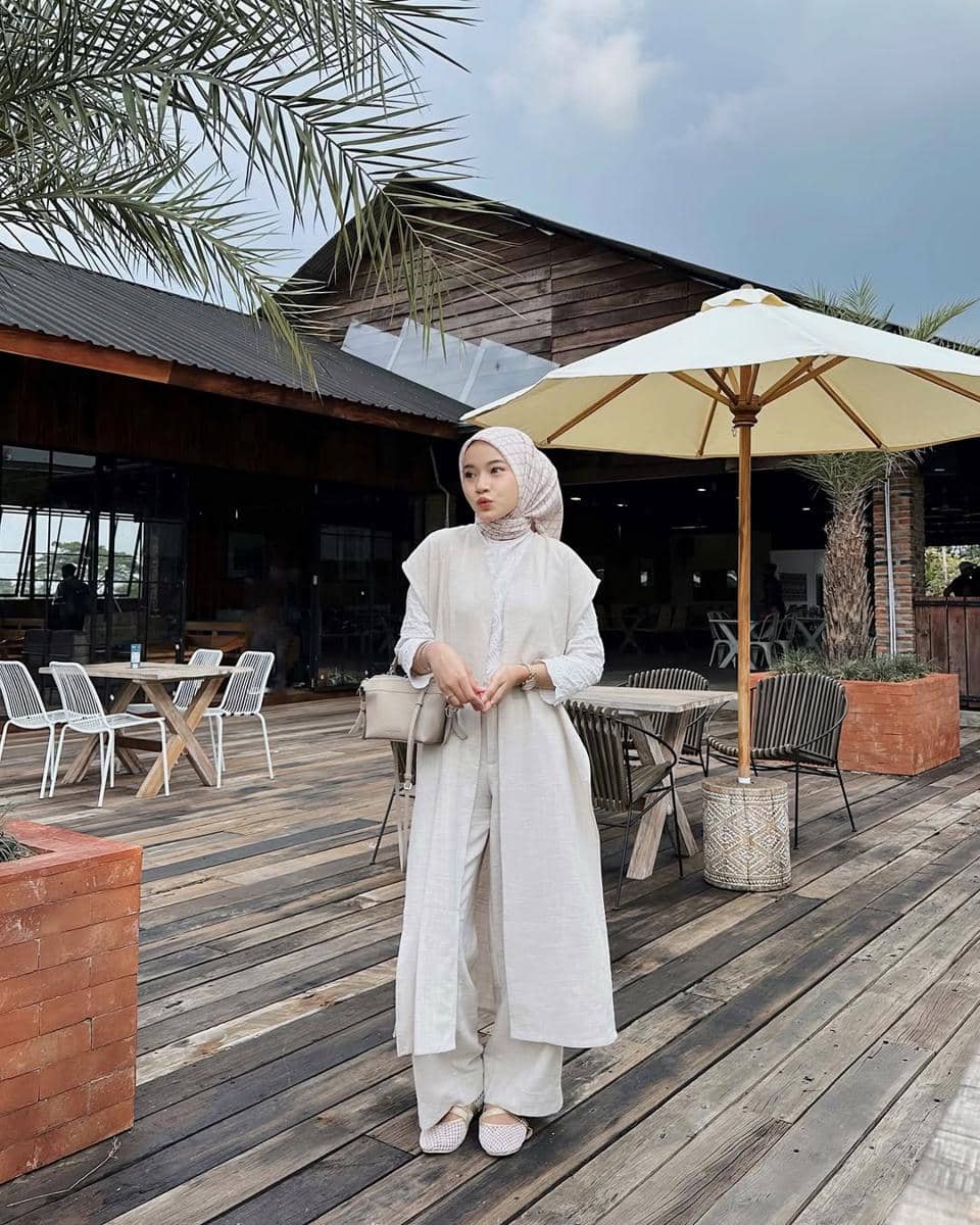 Outfit Lebaran Pakai Celana ala Melvin Maylani