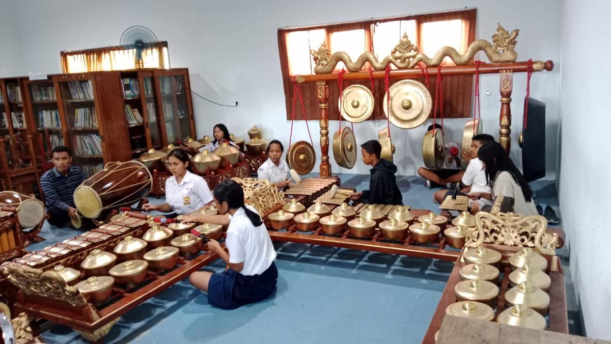 Murid SMP Kanisius Kalasan berlatih gamelan