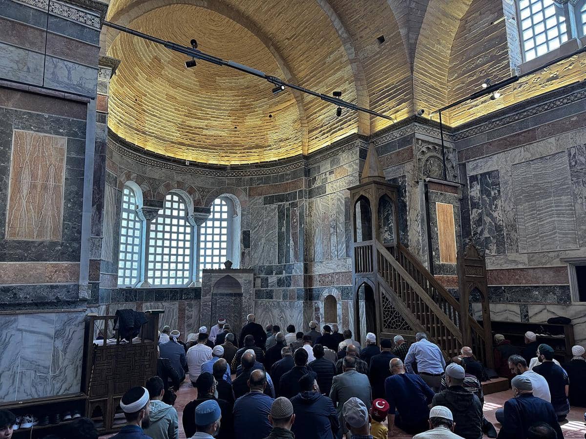 Bagian dalam Masjid Kari, yang sebelumnya dikenal sebagai Gereja Chora, yang terletak di Istanbul, Turki., selama ibadah salat.