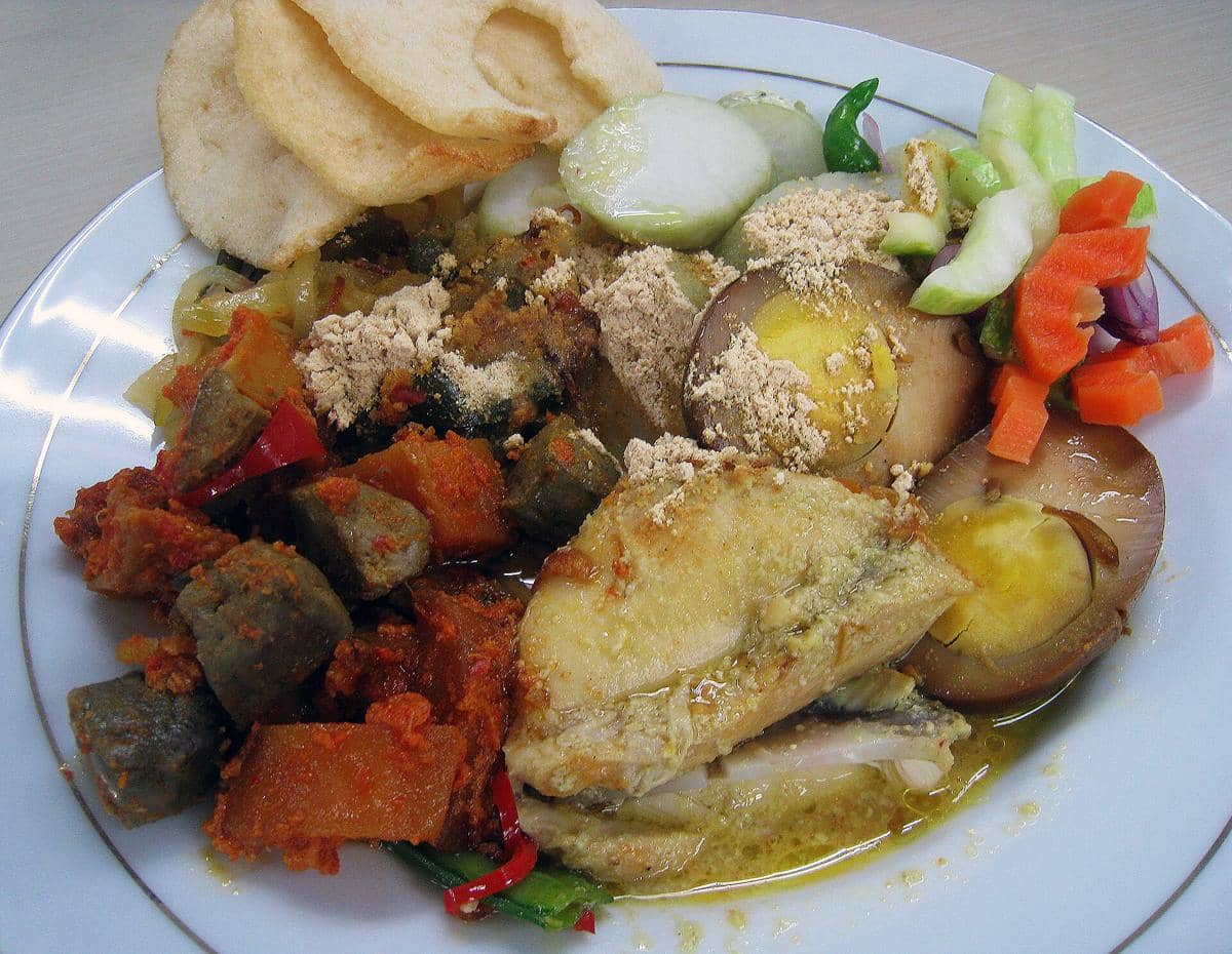 5 Macam Olahan Lontong, Gak Cuma Lontong Opor dan Lontong Sayur! 