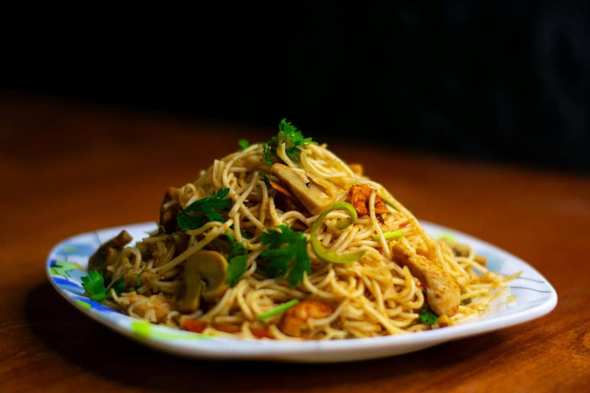 ilustrasi penyajian mi telur dada ayam