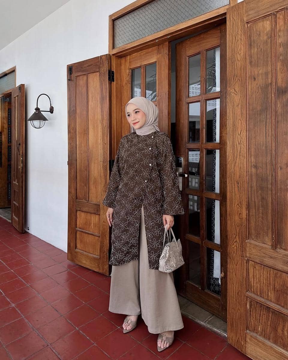 Outfit Lebaran Pakai Celana ala Melvin Maylani