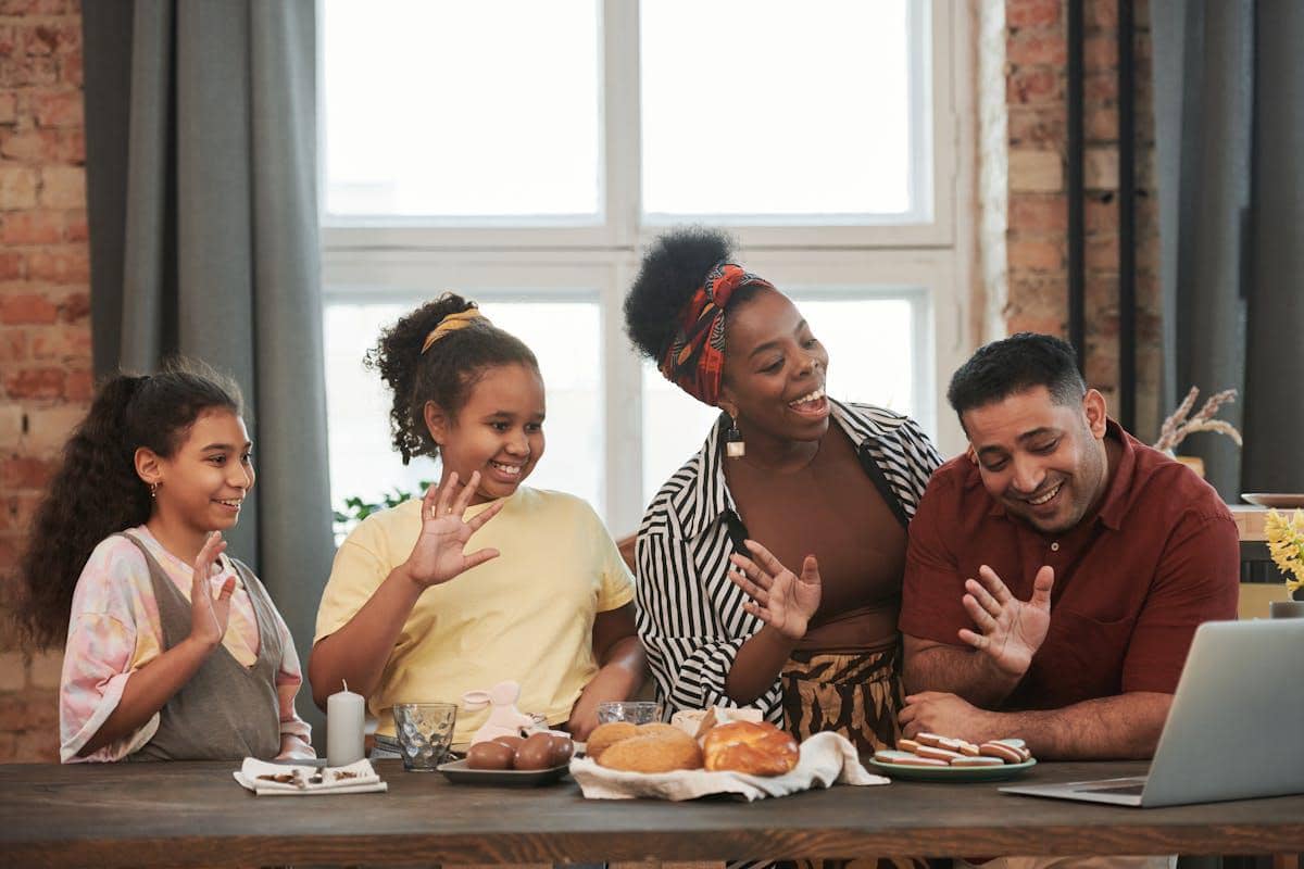 ilustrasi melakukan video call dengan orangtua di rumah