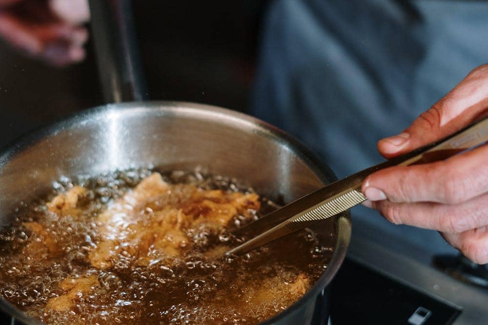 ilustrasi menggoreng kerupuk