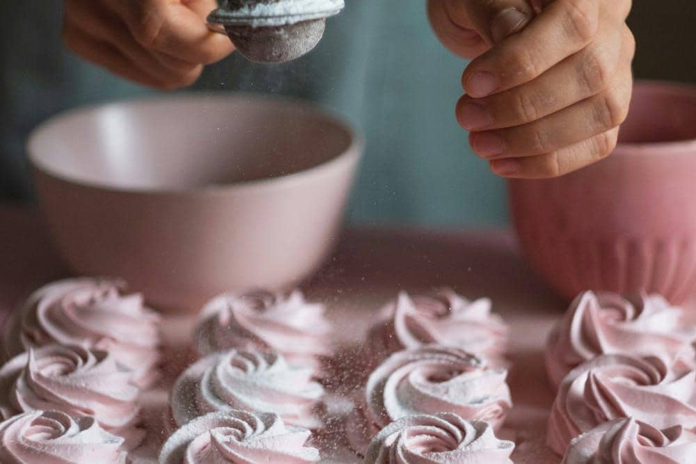 ilustrasi menaburkan gula halus di atas kue