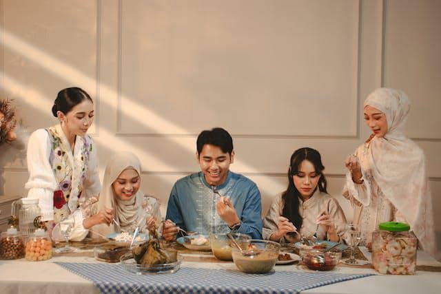 ilustrasi berbagi makanan