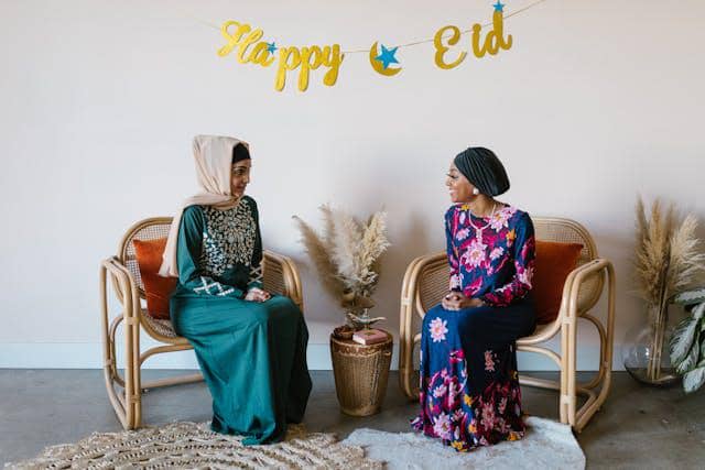 ilustrasi berbincang dengan sopan 