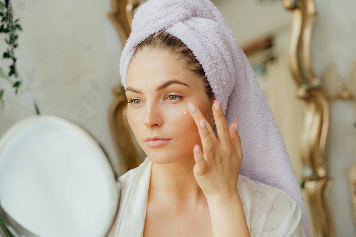5 Kebiasaan Sebelum Tidur Ini Bikin Skincare Jadi Sia-Sia