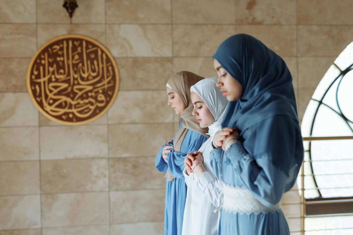 seorang wanita Muslim yang berdoa 