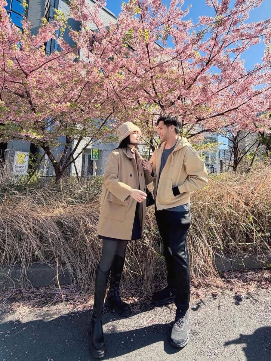Keluarga Kevin Aprilio menikmati bunga sakura di Jepang