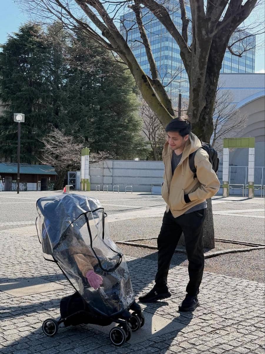 Keluarga Kevin Aprilio menikmati bunga sakura di Jepang