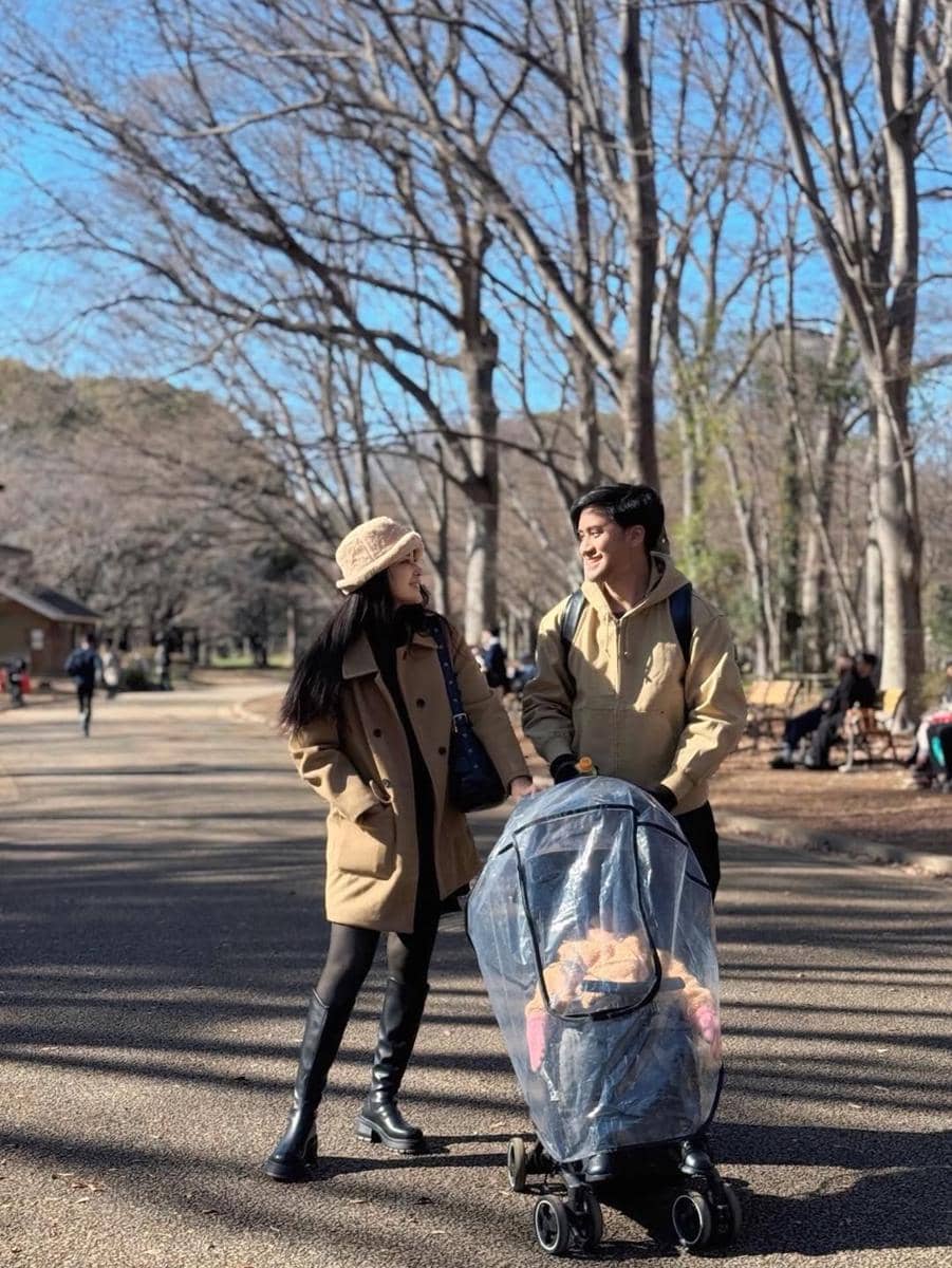 Keluarga Kevin Aprilio menikmati bunga sakura di Jepang