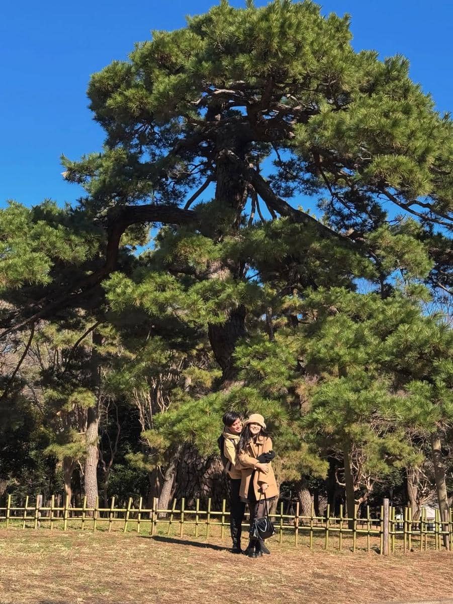 Keluarga Kevin Aprilio menikmati bunga sakura di Jepang