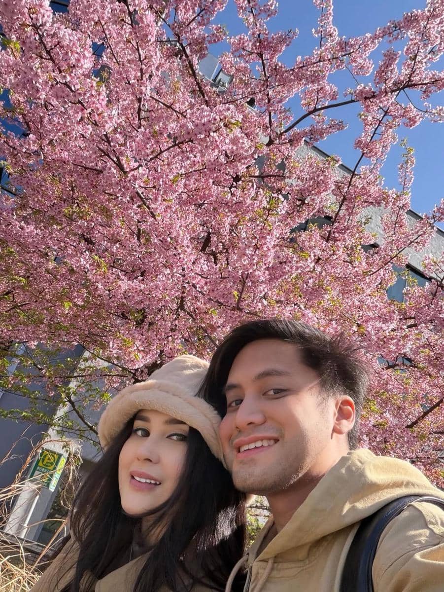 Keluarga Kevin Aprilio menikmati bunga sakura di Jepang