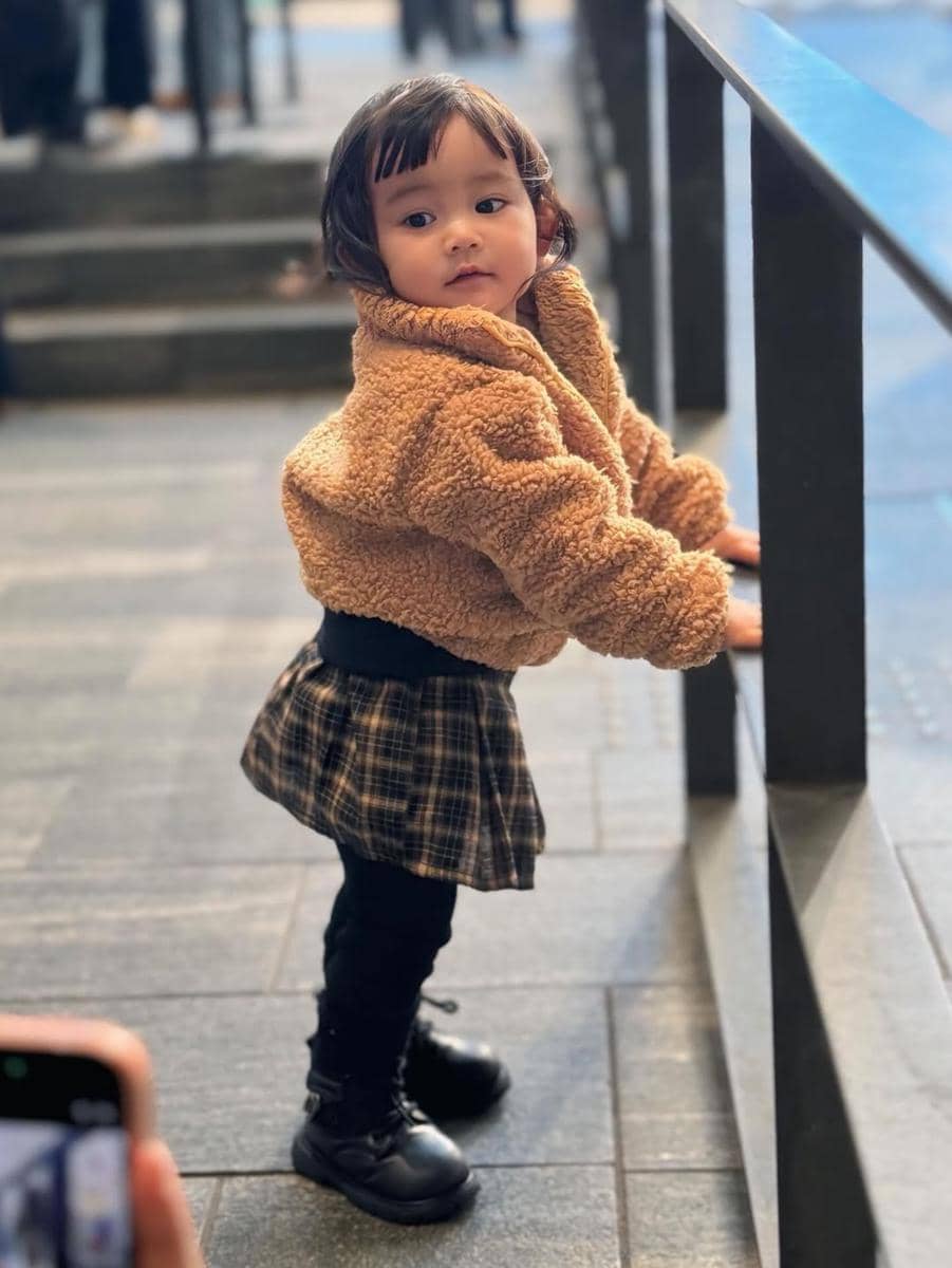 Keluarga Kevin Aprilio menikmati bunga sakura di Jepang