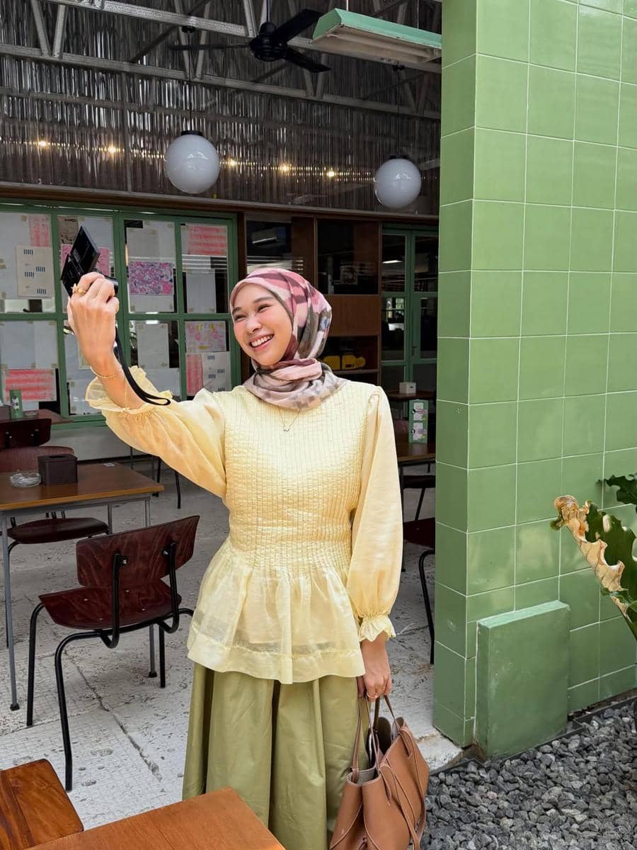Inspirasi OOTD ala Astri Ratnasari