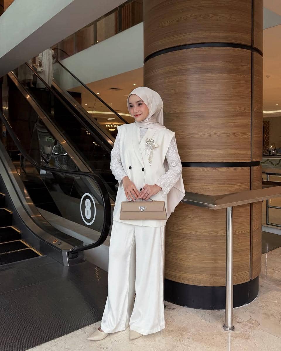 Outfit Lebaran Pakai Celana ala Melvin Maylani
