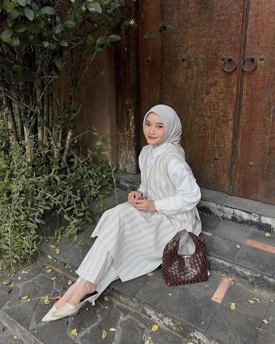 Outfit Lebaran Pakai Celana ala Melvin Maylani