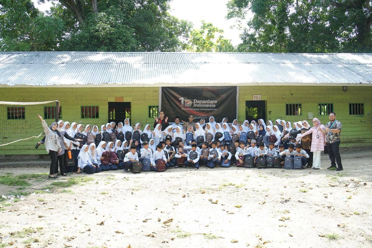 Satu Tahun Danantara, Pegadaian Bagikan Ribuan Paket Peralatan Sekolah