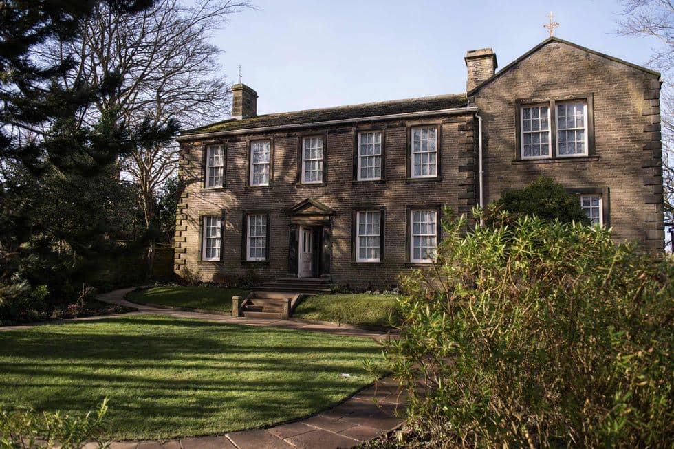 Museum Brontë Parsonage yang terletak di Haworth, Inggris
