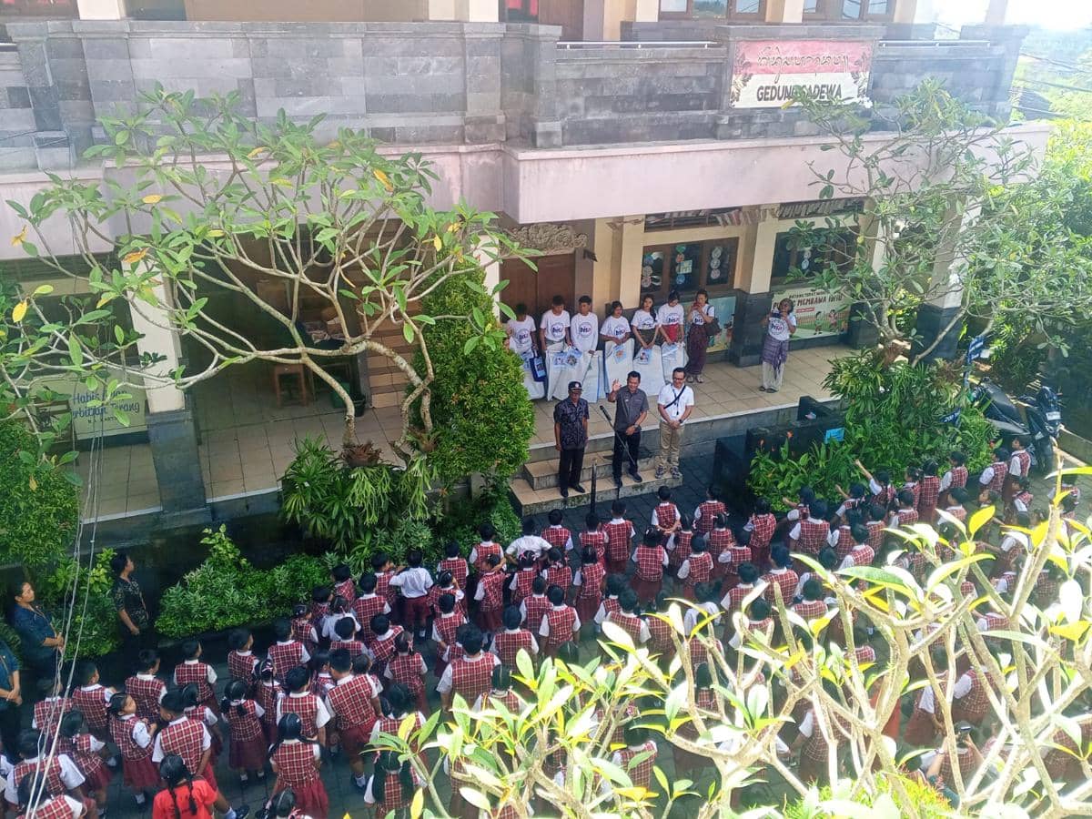 Komunitas BISA ajari siswa SD Pilah Sampah. 