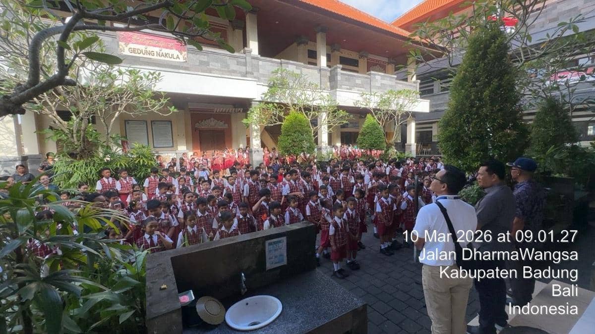 Komunitas BISA ajari siswa SD Pilah Sampah. 